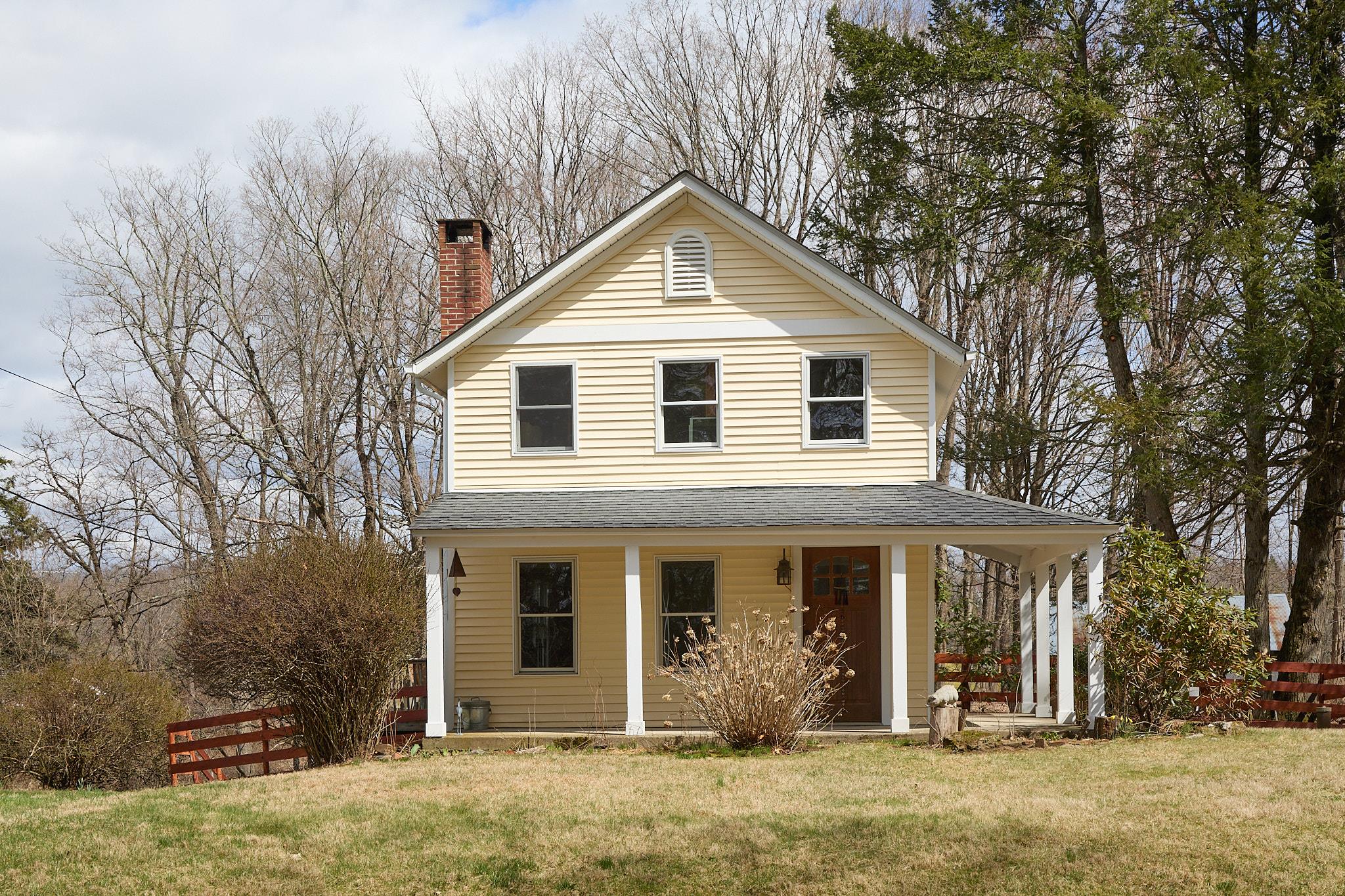 Old Stage Road, Saugerties, New York - 2 Bedrooms  
2 Bathrooms  
6 Rooms - 