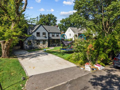 Photo of 11 Brook Lane, Great Neck, NY 11023 (MLS # 927365)