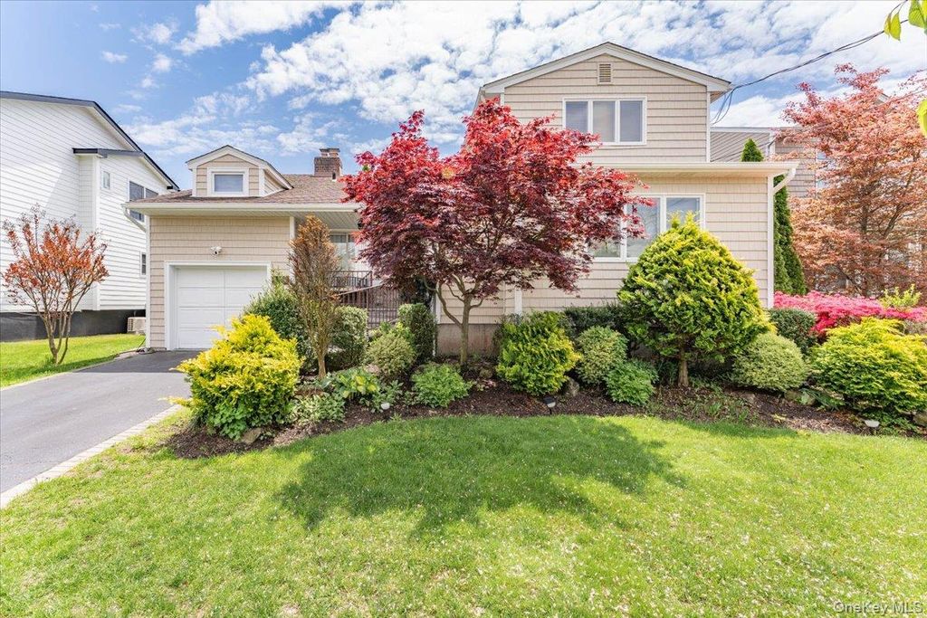 Photo of 821 Napoleon Street, Woodmere, NY 11598 (MLS # 992244)