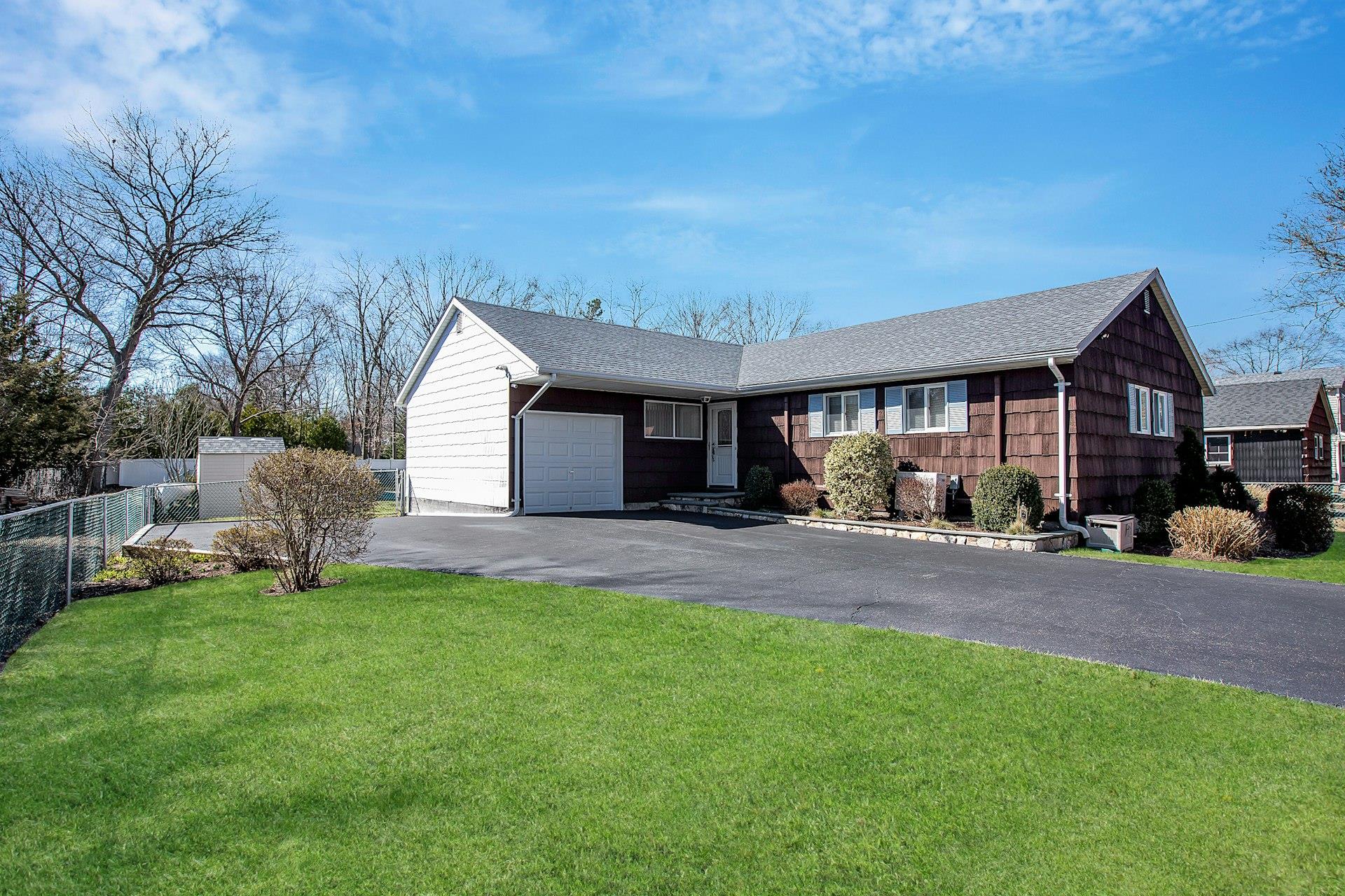 80 Teddy Court, Ronkonkoma, New York image 1