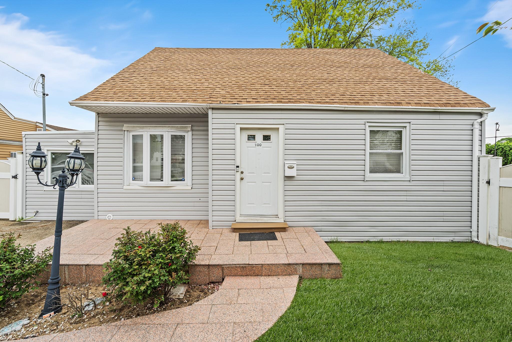 100 Jedwood Place, Valley Stream, New York image 3