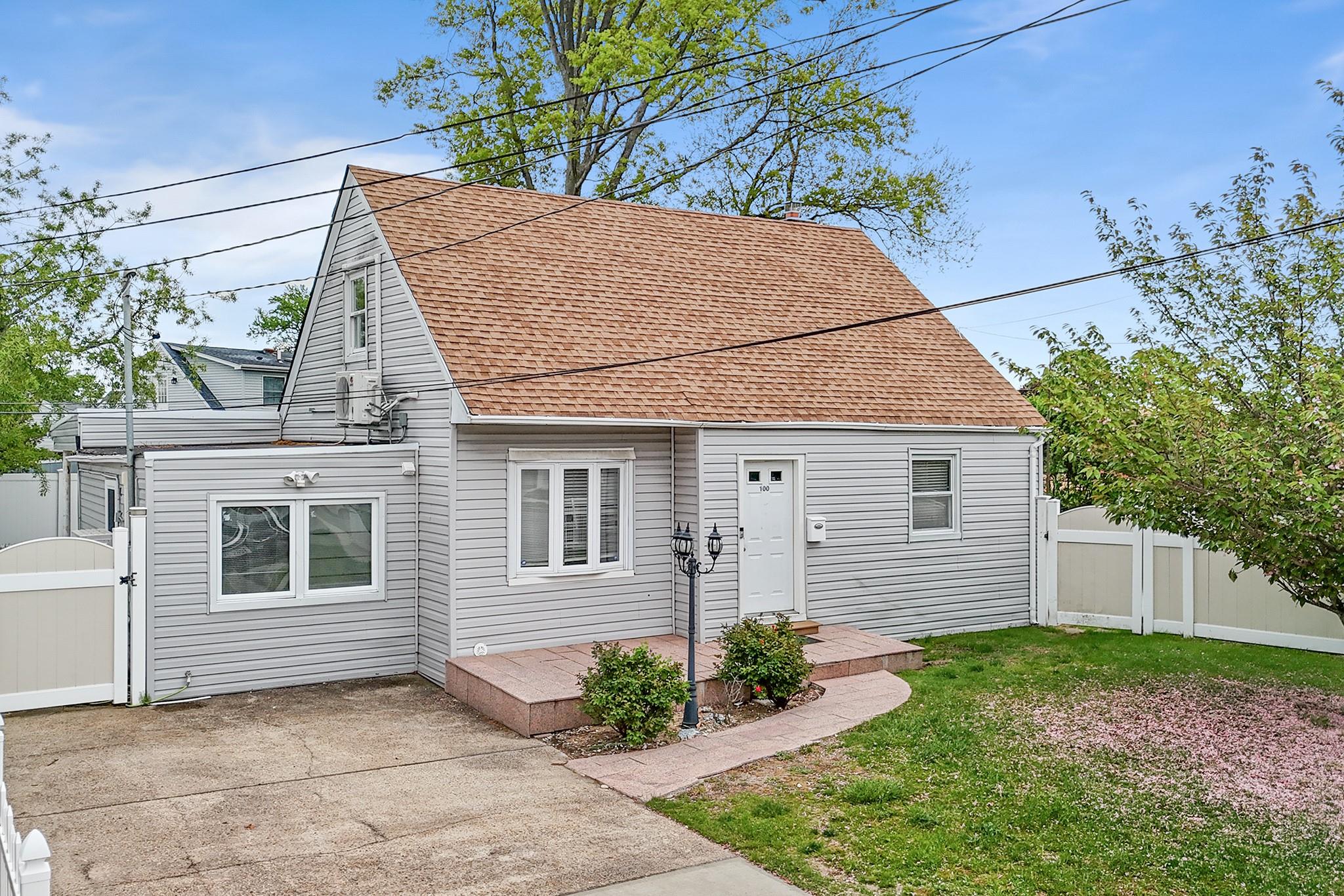 100 Jedwood Place, Valley Stream, New York image 1