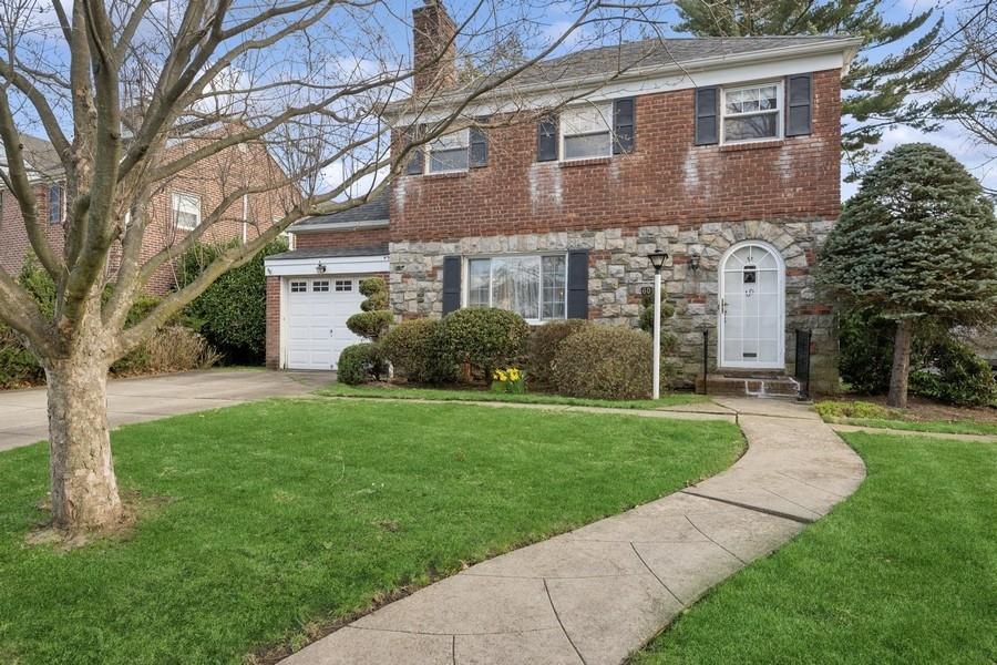 60 Huntington Road, Garden City, New York image 1