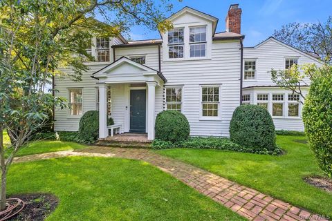Photo of 46 Bellport Lane, Bellport Village, NY 11713 (MLS # 917938)