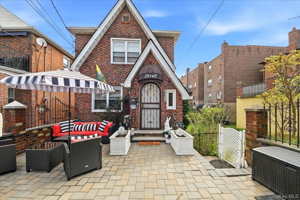 Photo of 2042 Bogart Avenue, Bronx, NY 10462 (MLS # 988127)