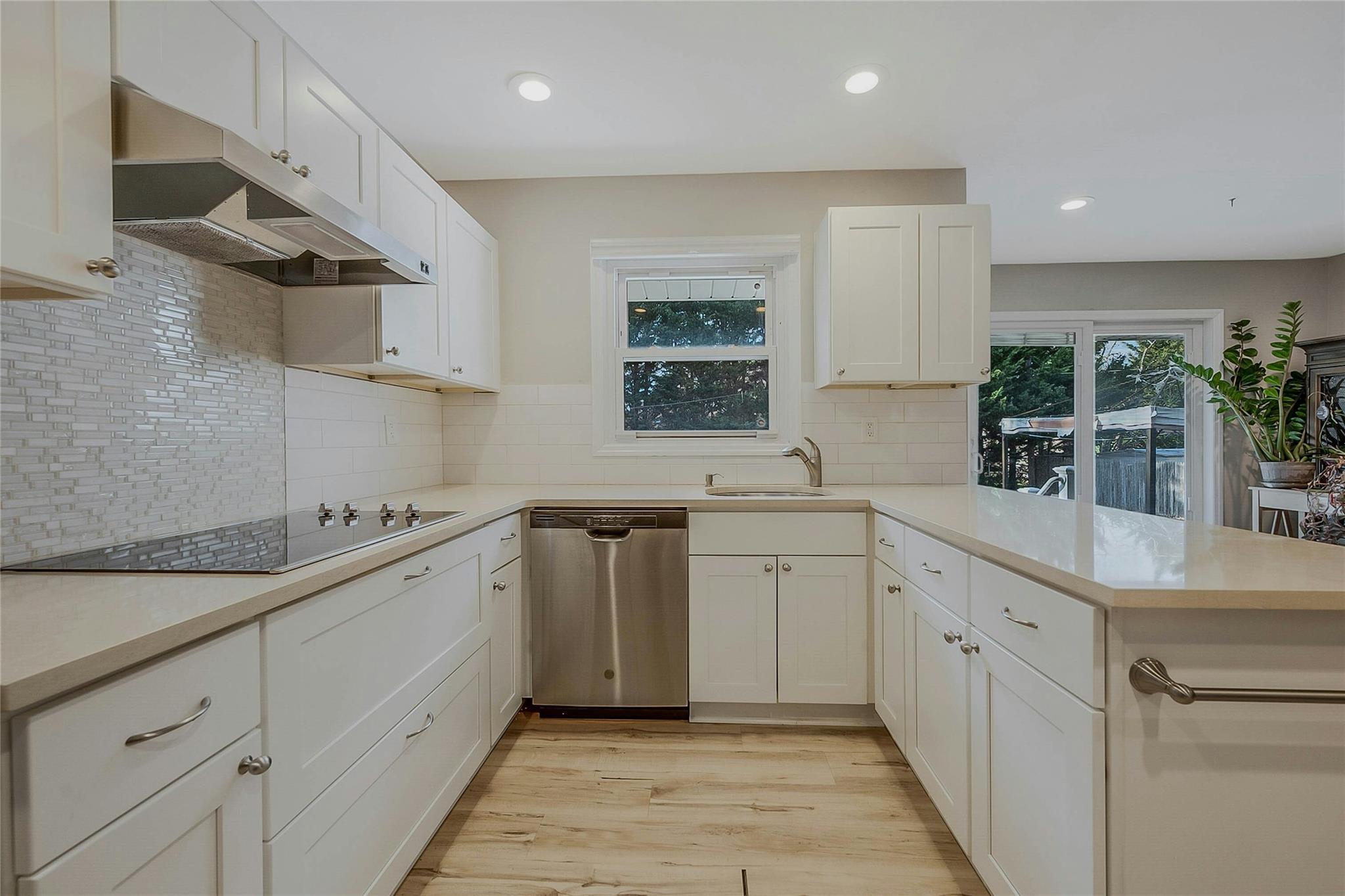 4 Thornwood Circle, Setauket, New York image 8