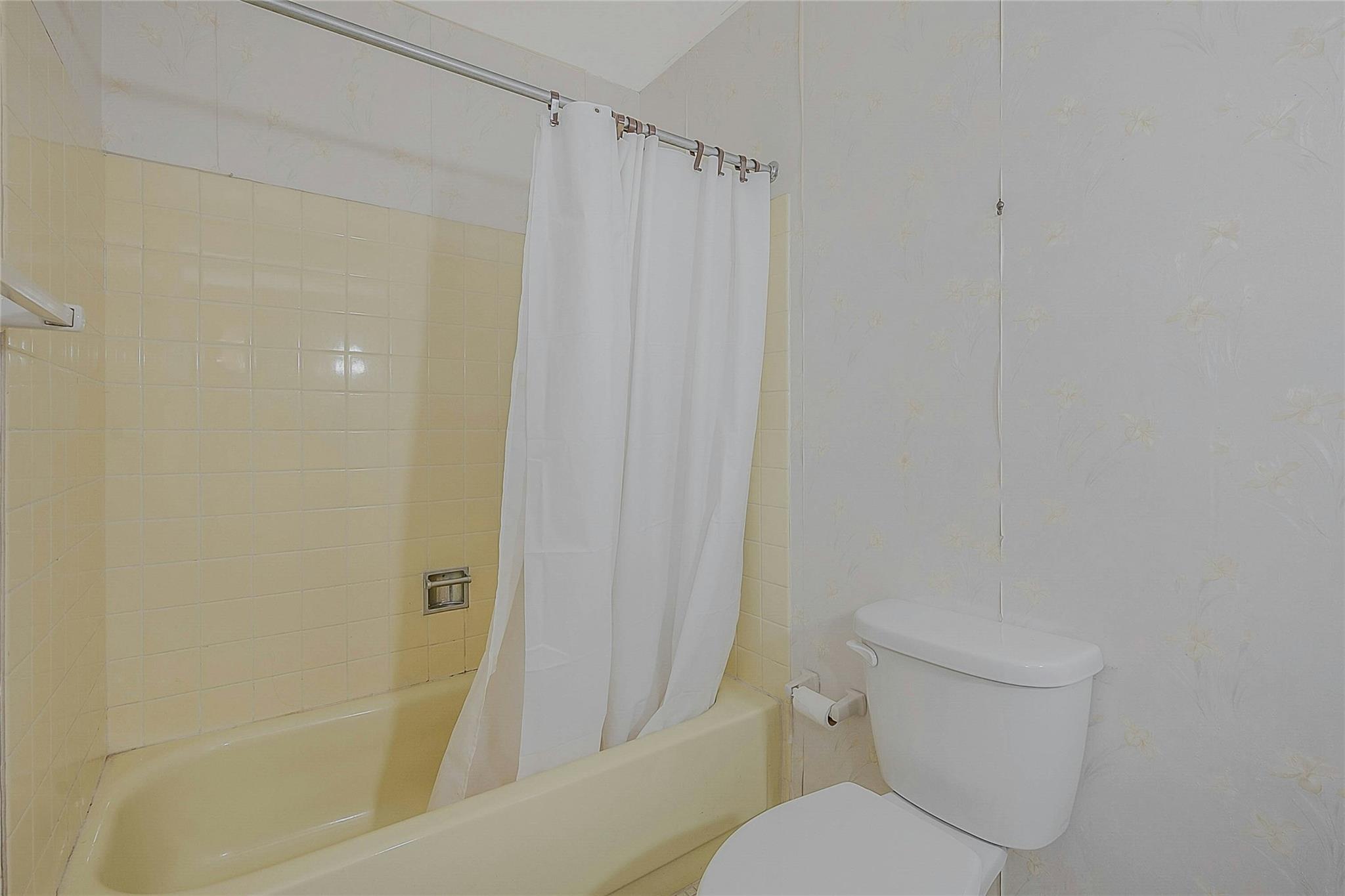 4 Thornwood Circle, Setauket, New York image 17