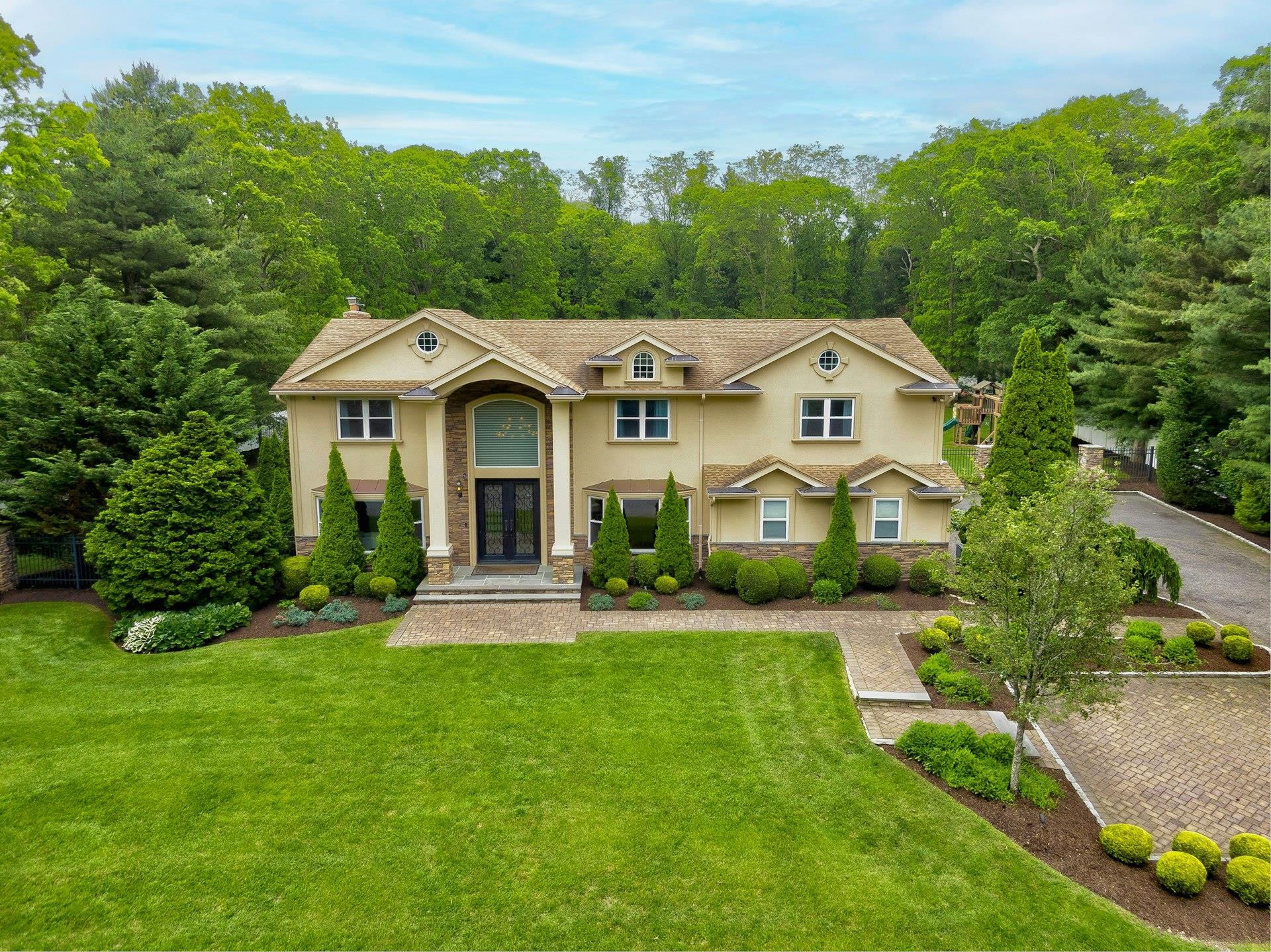 2 Maize Court, Melville, New York image 3
