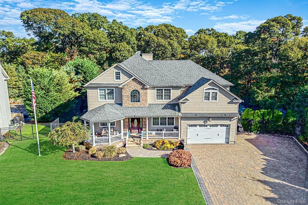 10 PRIVET CT, SMITHTOWN, NY 11787 - Image c4beee63d34fa91dc9b98c16df42b65b/3958640171
