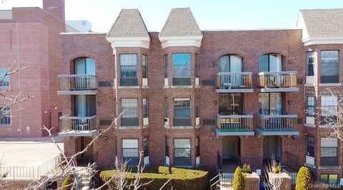 Condo For Sale - 7124 164th Street #2FL<br/> Fresh Meadows, NY 11365