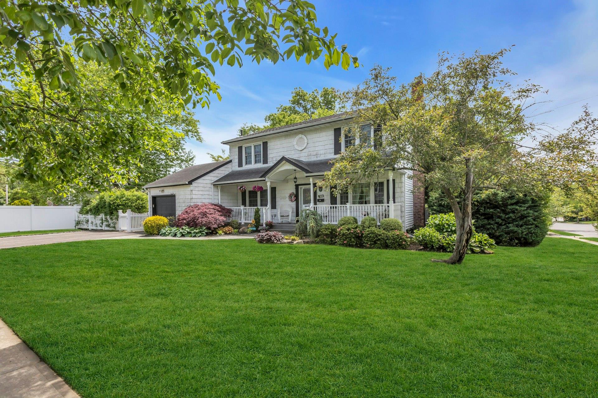 28 Bradford Road, Plainview, New York image 2