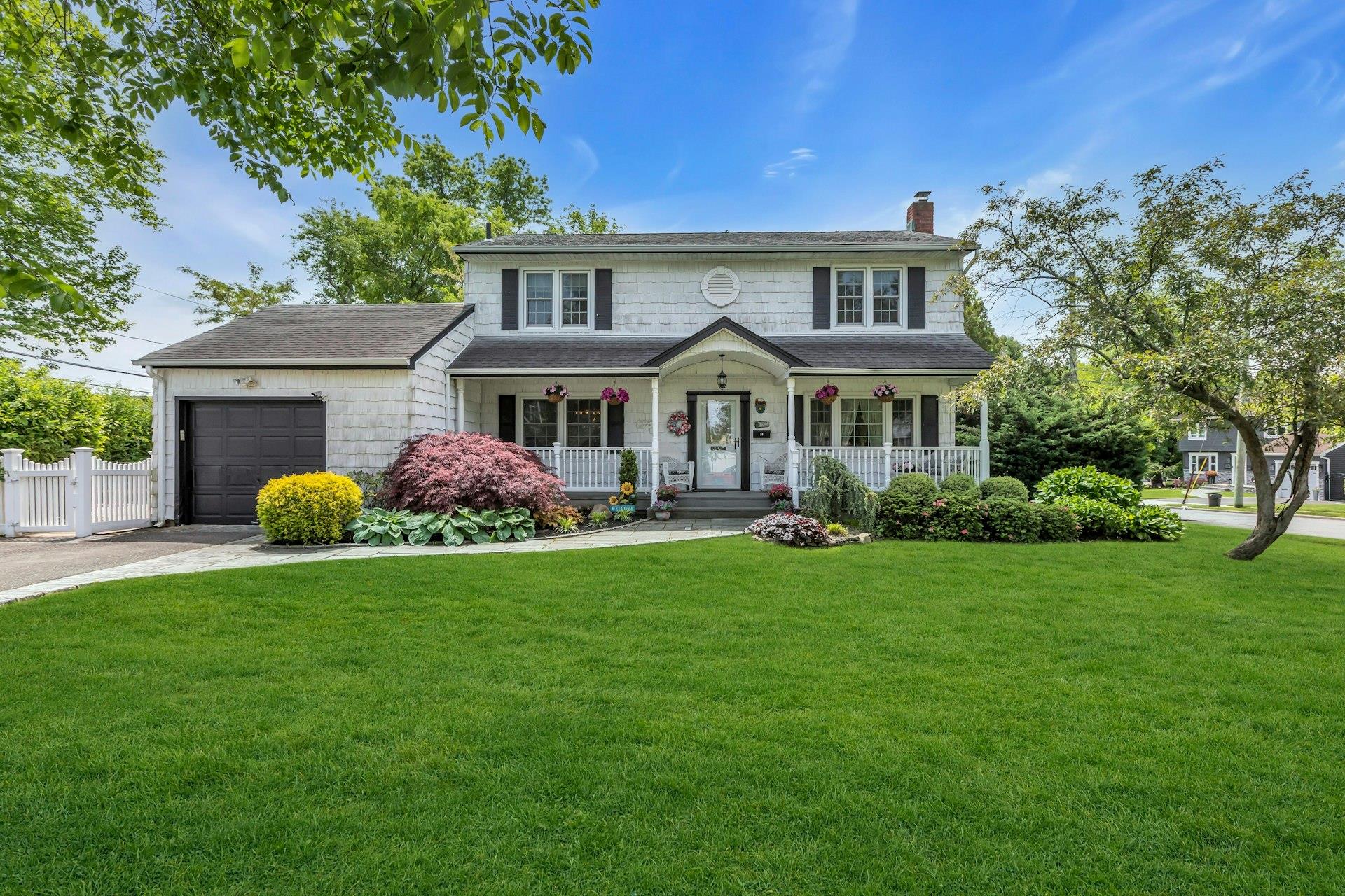 28 Bradford Road, Plainview, New York image 1