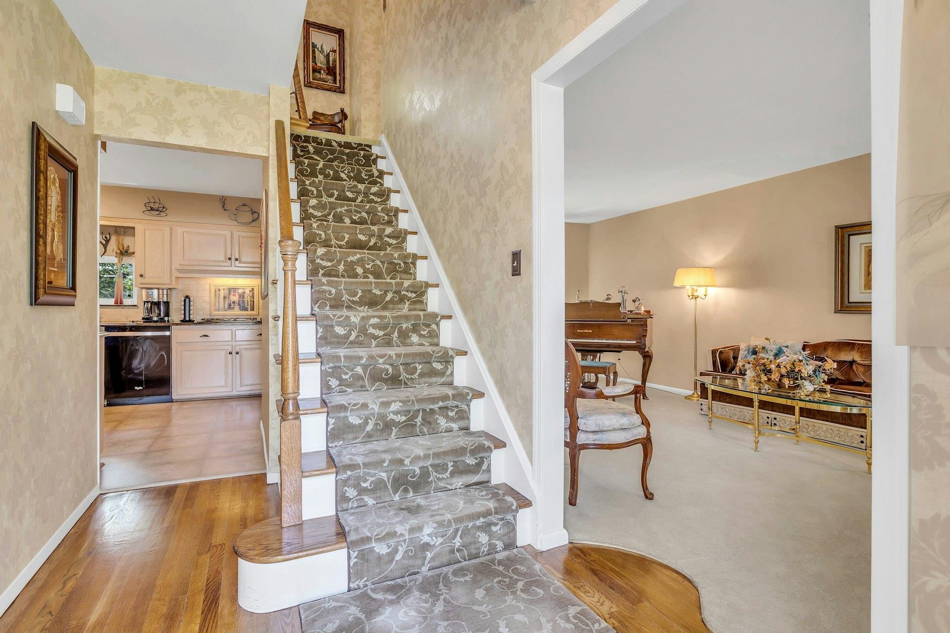 28 Bradford Road, Plainview, New York image 5