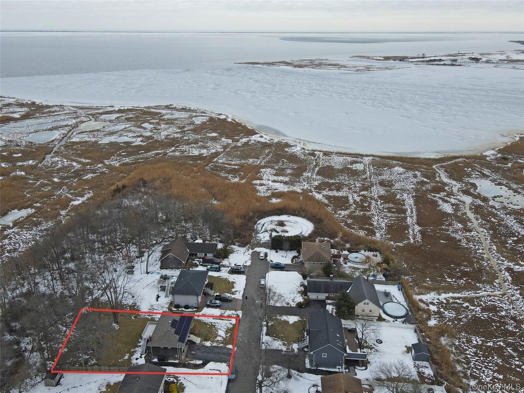 Photo of 205 Connetquot Road, Oakdale, NY 11769 (MLS # 963687)