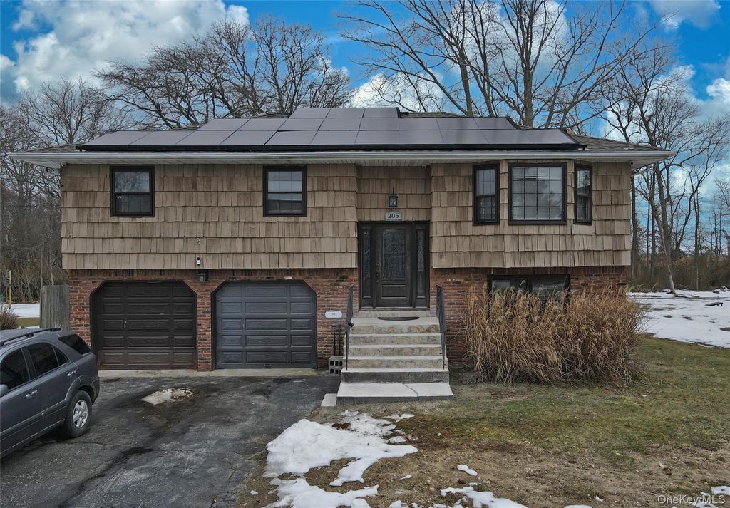 Photo of 205 Connetquot Road, Oakdale, NY 11769 (MLS # 963687)