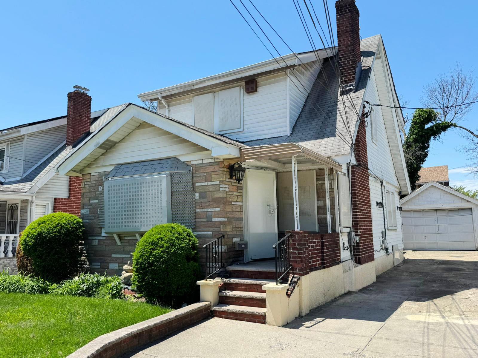 Property for Sale at Ilion Avenue, Saint Albans, Queens, NY - Bedrooms: 4 
Bathrooms: 2.5 
Rooms: 7  - $789,900