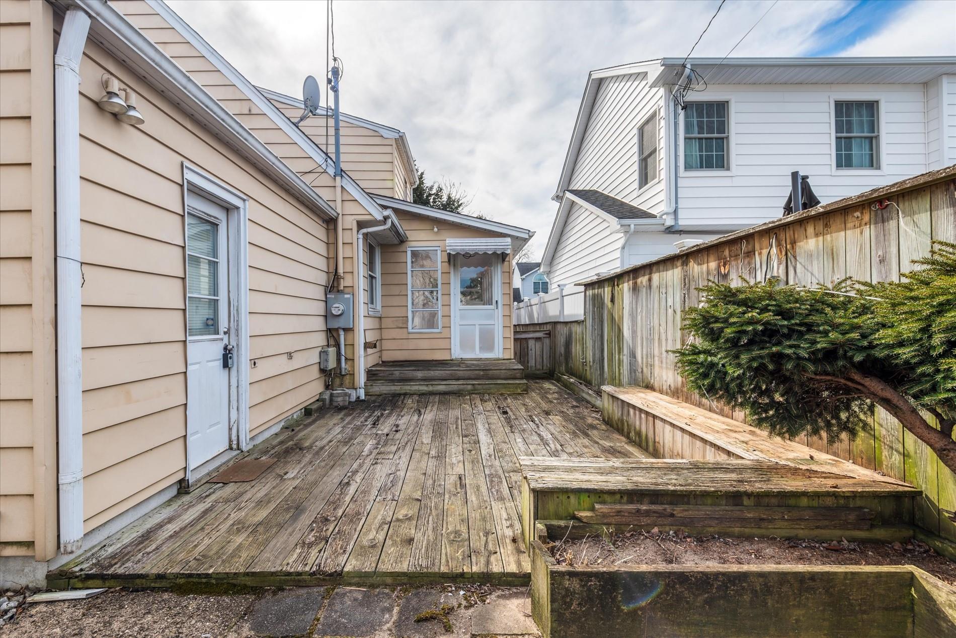 82 Manor Street, Plainview, New York image 29