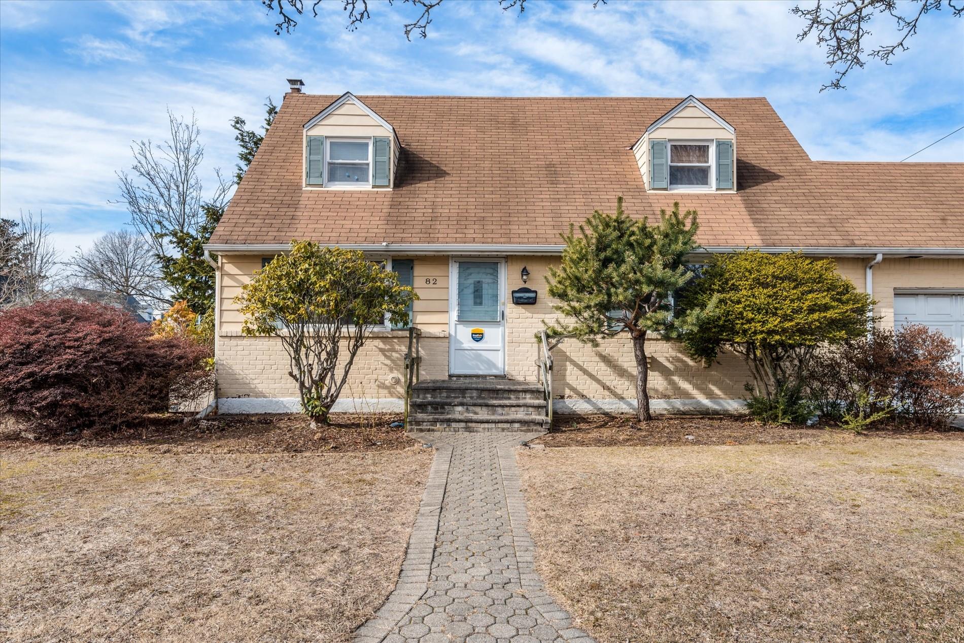 82 Manor Street, Plainview, New York image 1