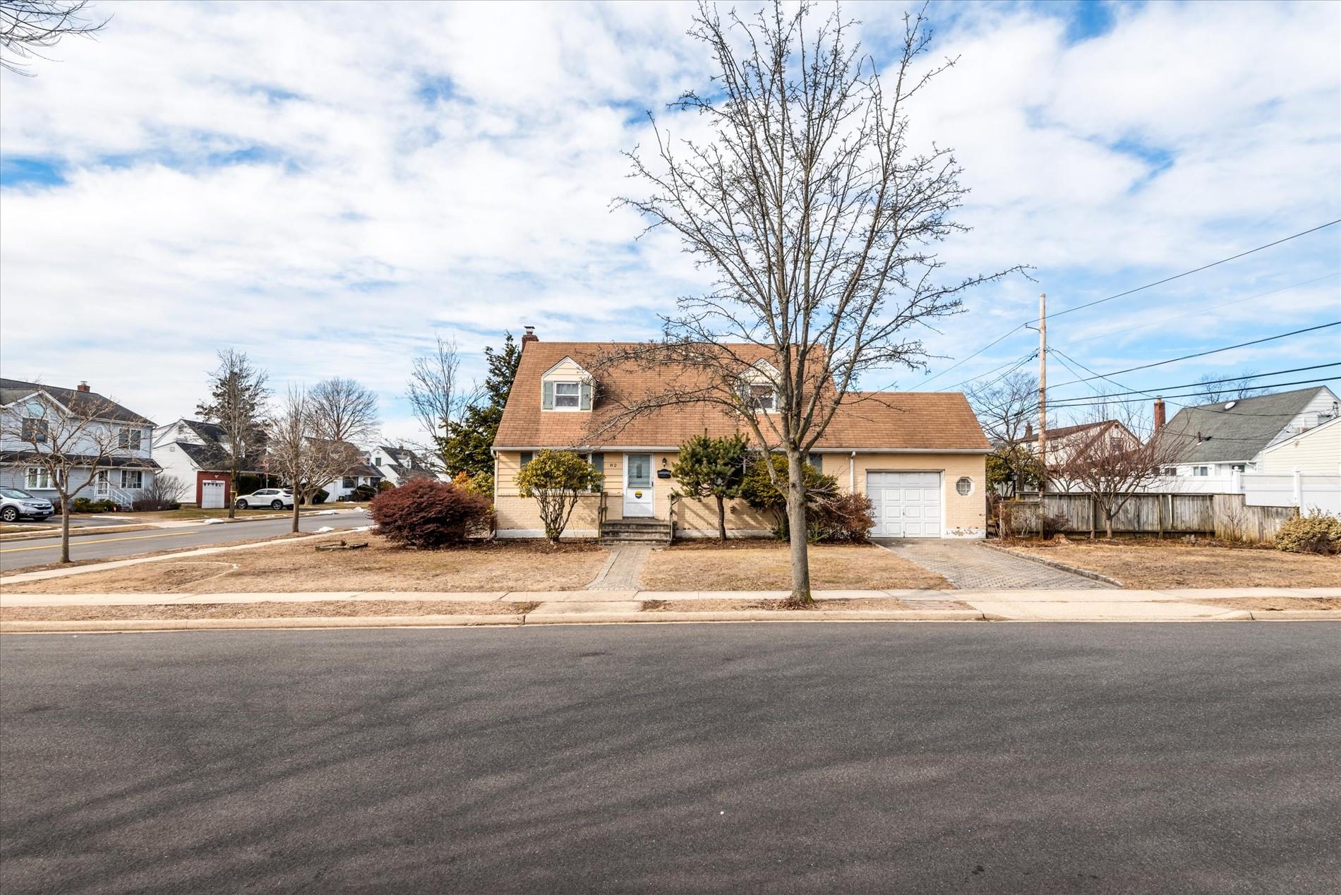 82 Manor Street, Plainview, New York image 2