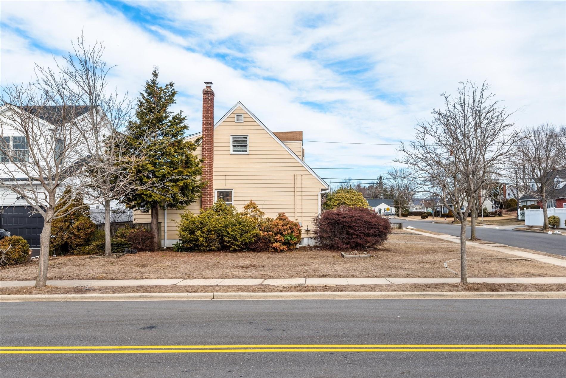 82 Manor Street, Plainview, New York image 4