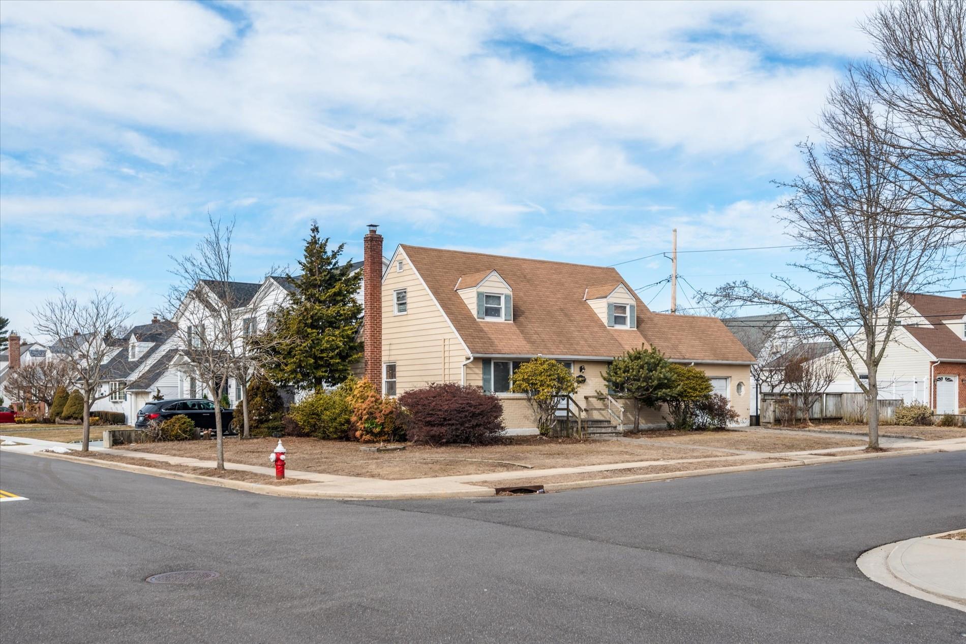 82 Manor Street, Plainview, New York image 3