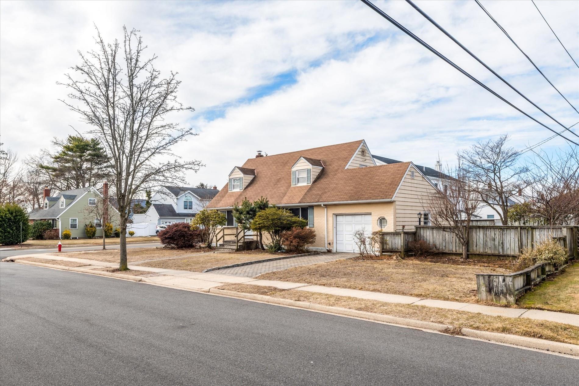 82 Manor Street, Plainview, New York image 27