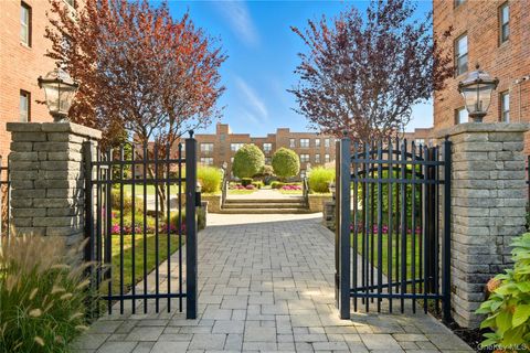 Photo of 1 Jefferson Avenue #D2, Rockville Centre, NY 11570 (MLS # 920525)