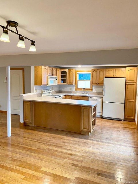 Apartment For Rent - 1630 Jefferson Avenue<br/> West Islip, NY 11795