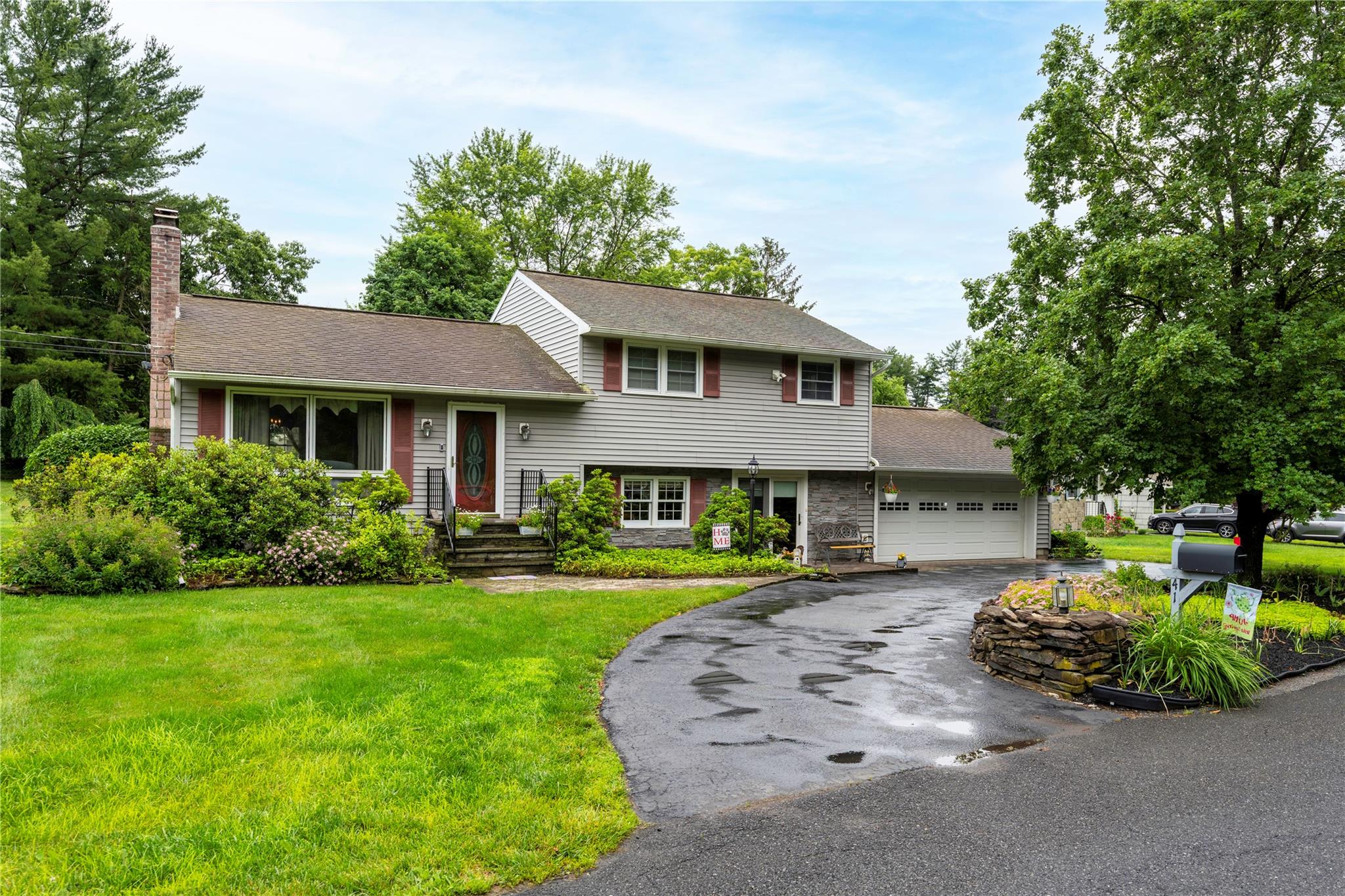 Circle Drive, Hyde Park, New York - 3 Bedrooms  
2 Bathrooms  
6 Rooms - 