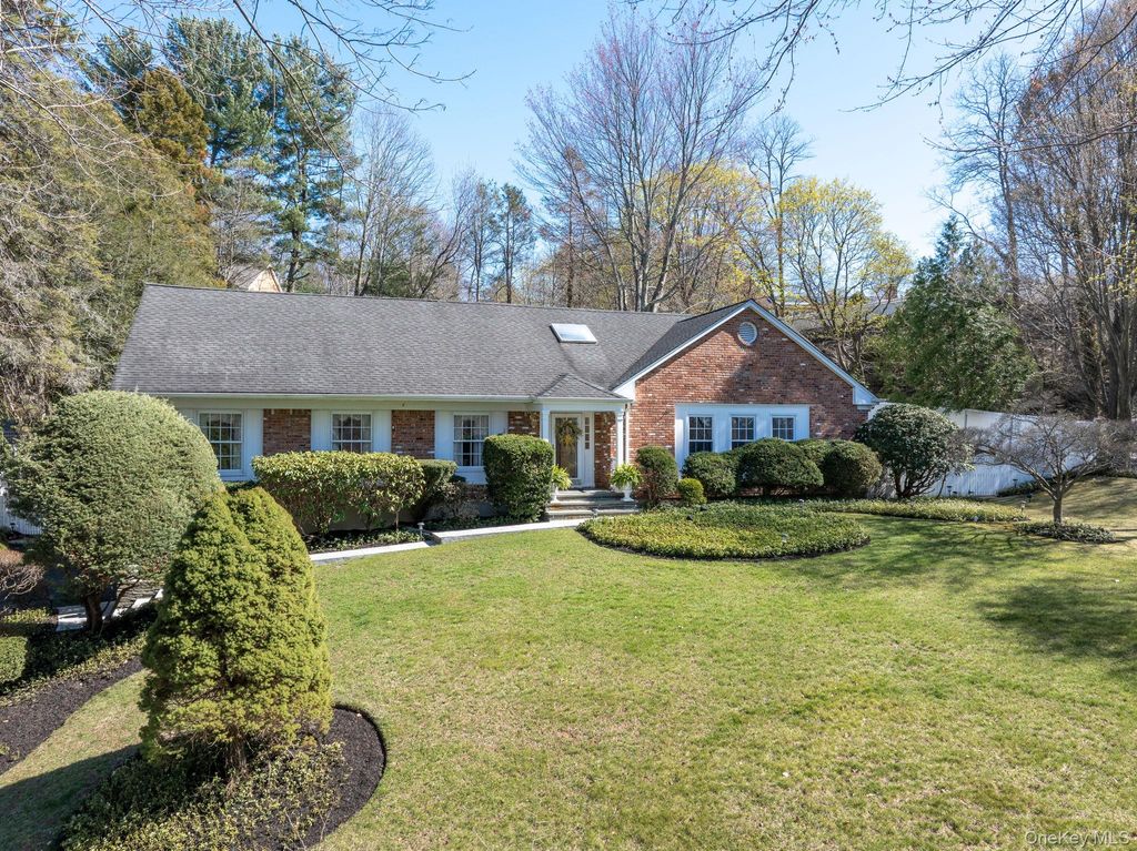 Photo of 32 Fairway Place, Cold Spring Harbor, NY 11724 (MLS # 989814)