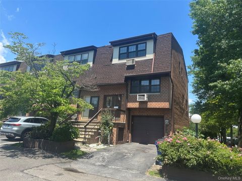 Homes For Sale - 120-25 Ketch Court<br/> Flushing, NY 11356