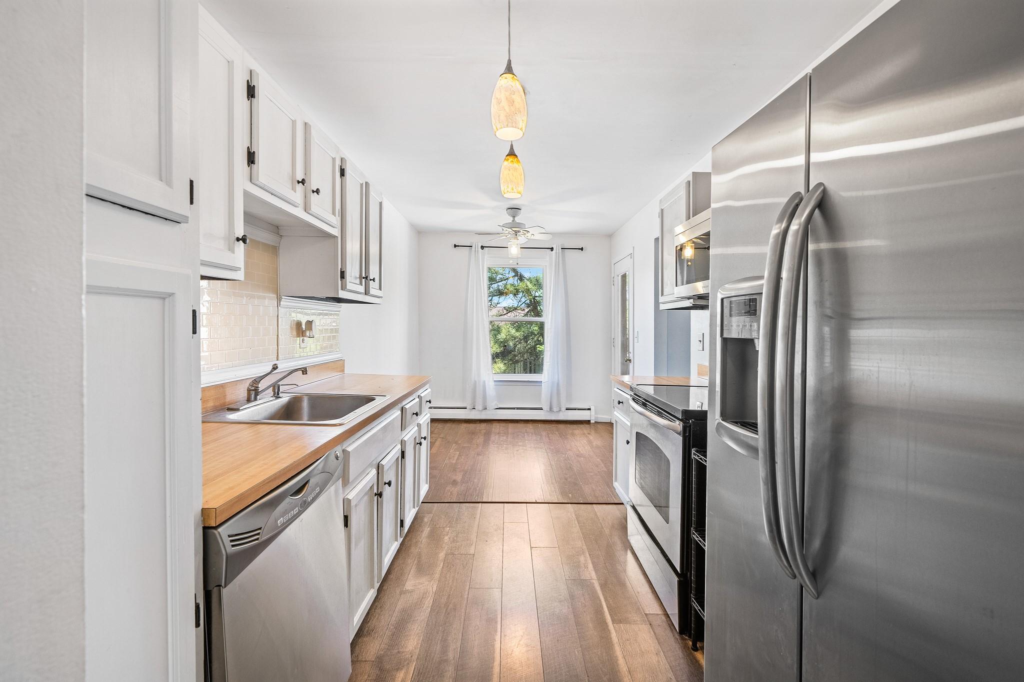 925 Sierra Vista Lane, Valley Cottage, New York image 1