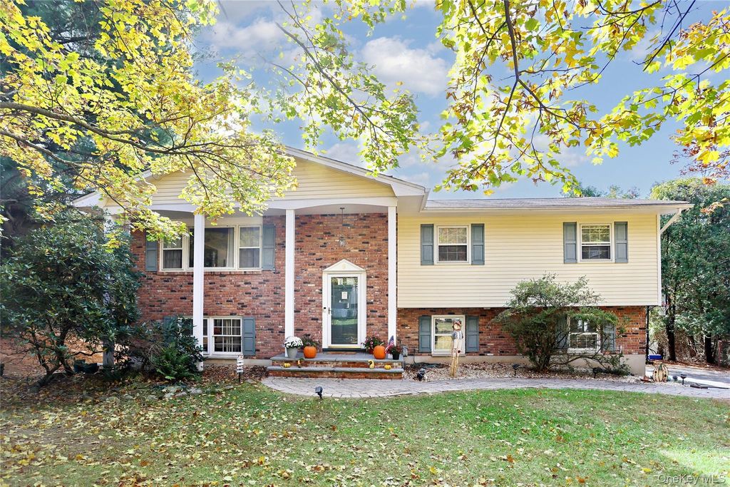 Photo of 9 S Amundsen Lane, Airmont, NY 10901 (MLS # 926431)