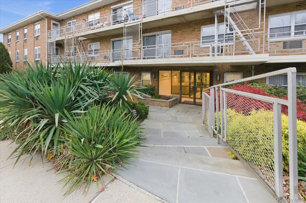 Photo of 90 S Park Avenue #B2, Rockville Centre, NY 11570 (MLS # 935995)