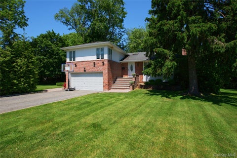 Photo of 16 Cherrywood Lane, Port Washington, NY 11050 (MLS # 1009018)