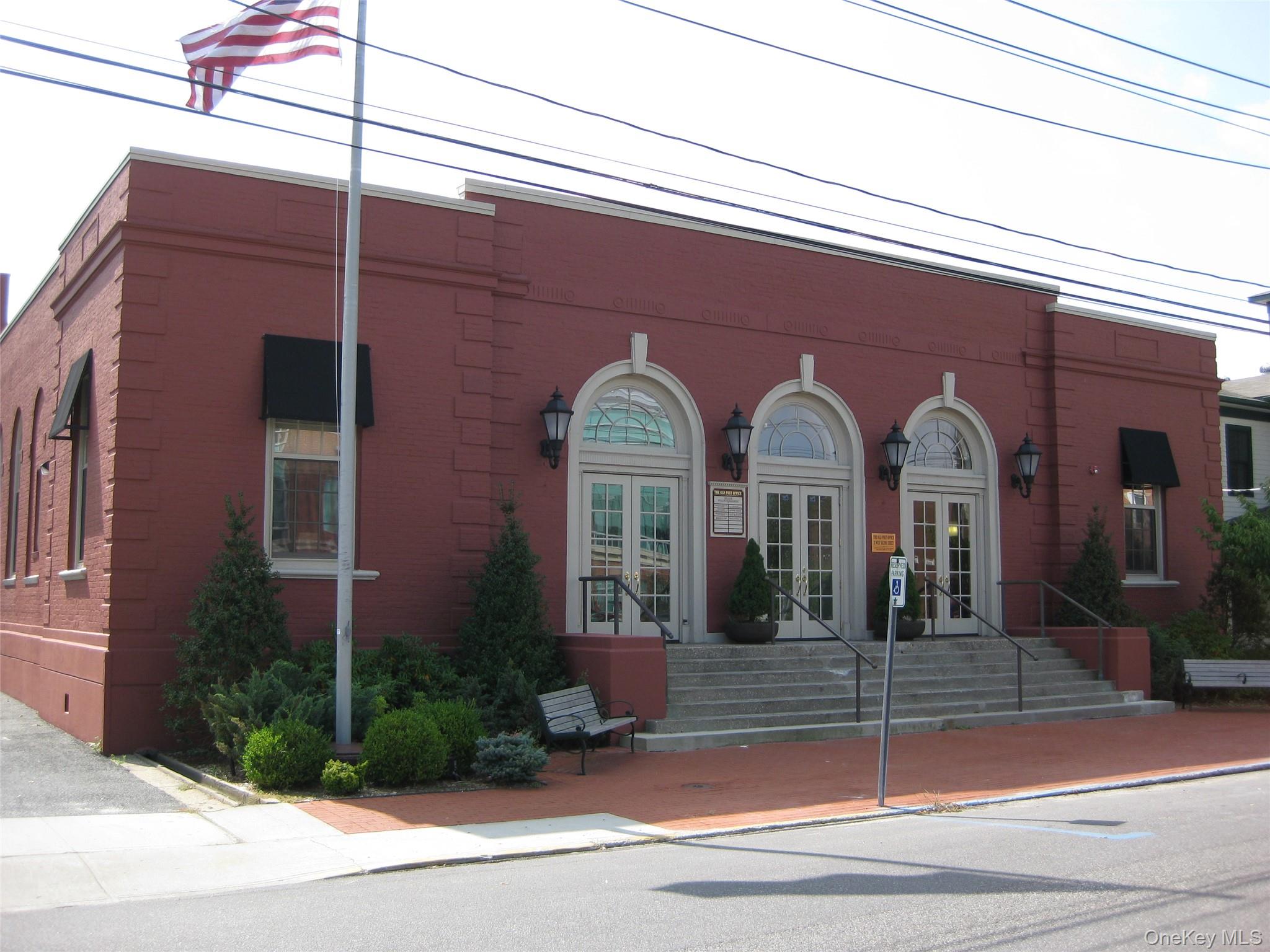 21 W 2Nd St, Riverhead, NY 11901