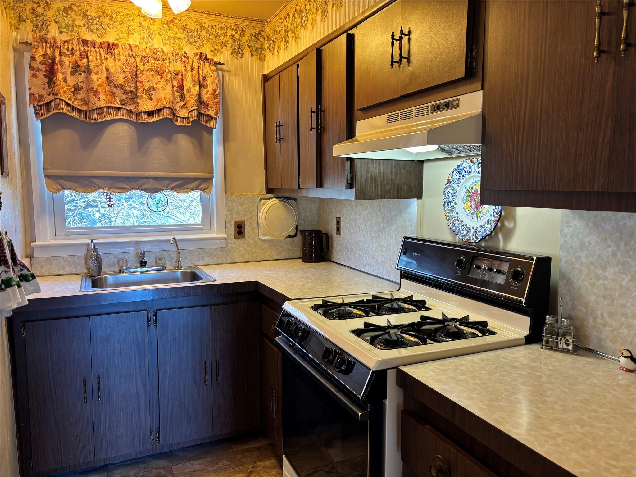 578 Beacon Avenue, Lindenhurst, New York image 12