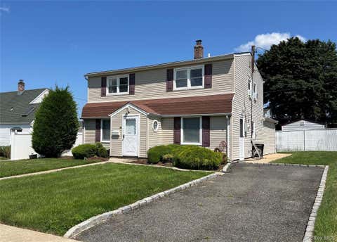 Homes For Rent - 30 Castle Lane<br/> Levittown, NY 11756