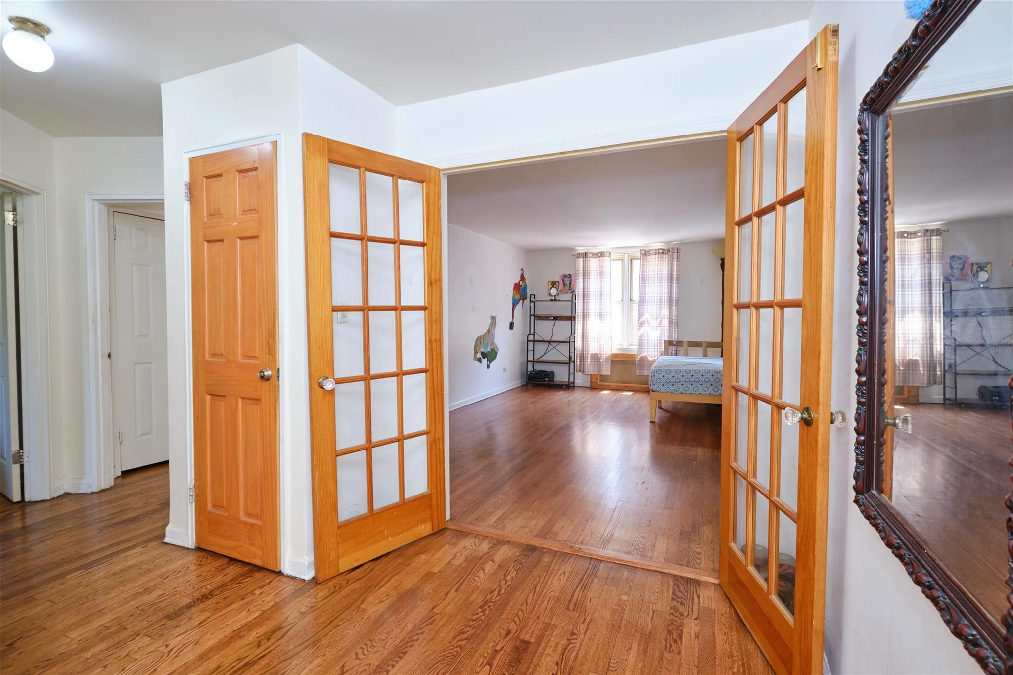 Clyde Street 2L, Forest Hills, Queens, NY - 2 Bedrooms  
2 Bathrooms  
5 Rooms - 