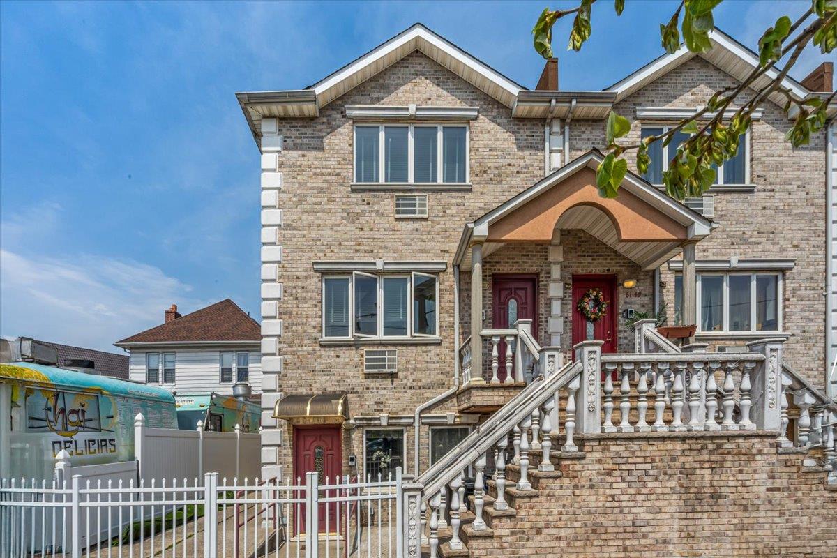 Grand Avenue, Maspeth, Queens, NY - 4 Bedrooms  
5 Bathrooms - 
