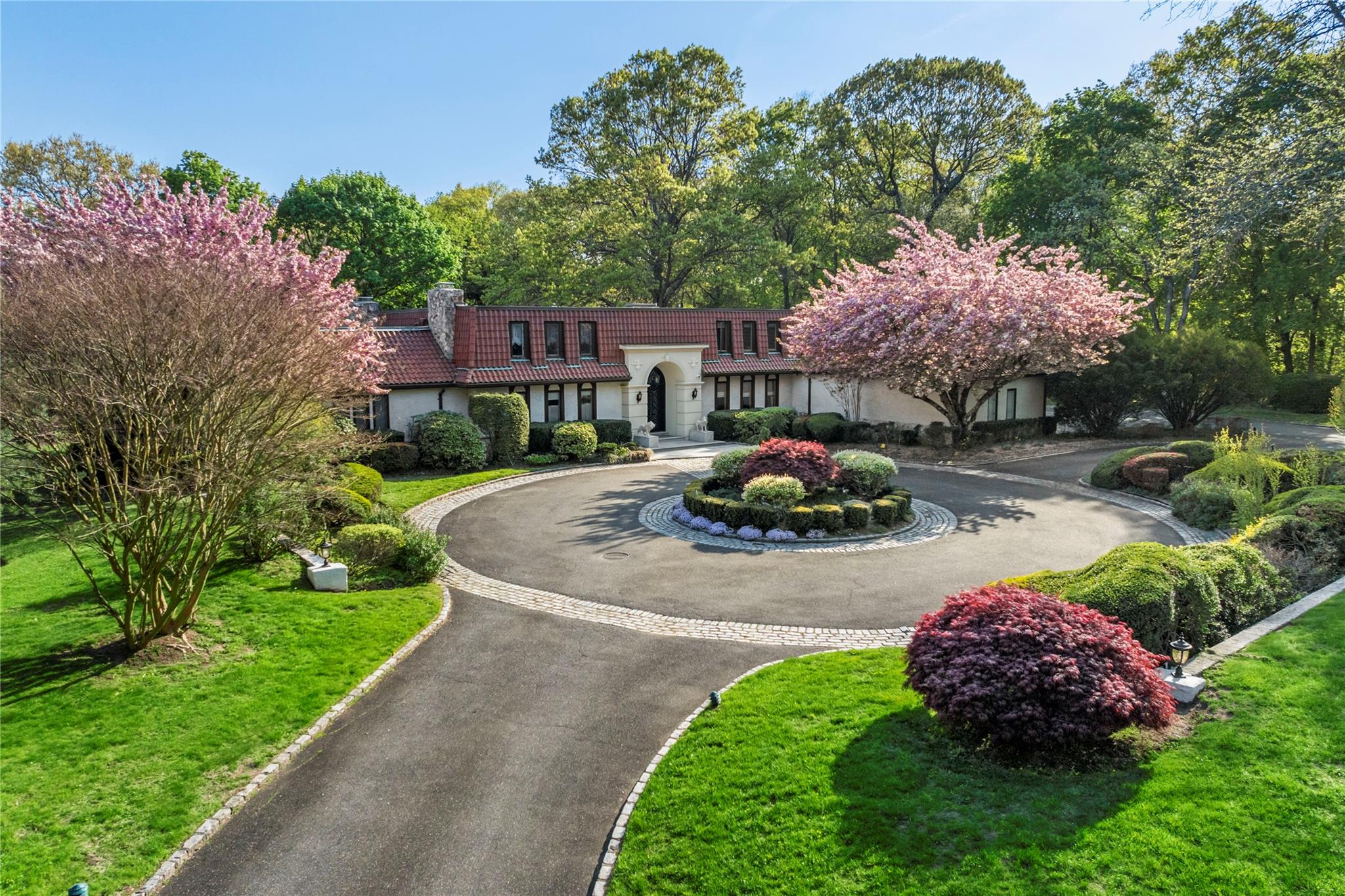 8 Trusdale Drive, Old Westbury, New York image 1