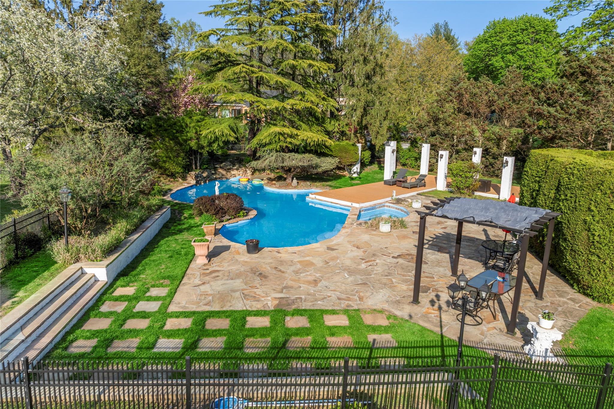 8 Trusdale Drive, Old Westbury, New York image 33