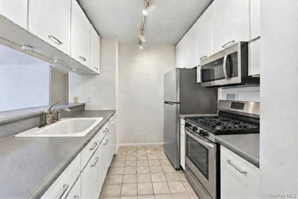 Photo of 4 Martine Avenue #1507, White Plains, NY 10606 (MLS # 1056677)