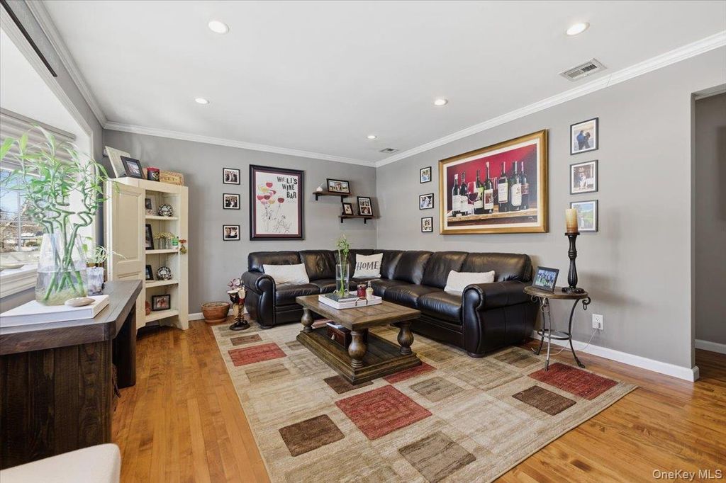 Photo of 10 Darnley Place, Huntington Station, NY 11746 (MLS # 961627)