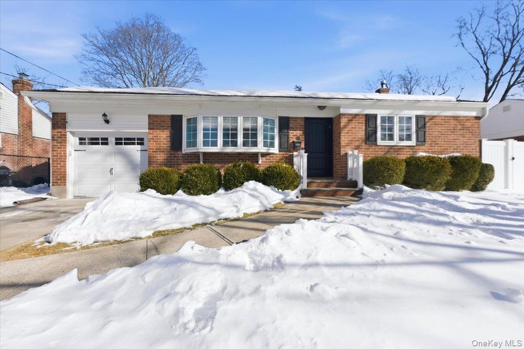 Photo of 10 Darnley Place, Huntington Station, NY 11746 (MLS # 961627)