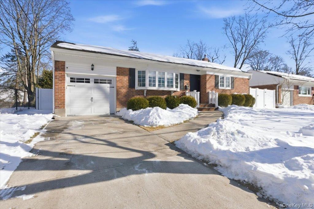 Photo of 10 Darnley Place, Huntington Station, NY 11746 (MLS # 961627)