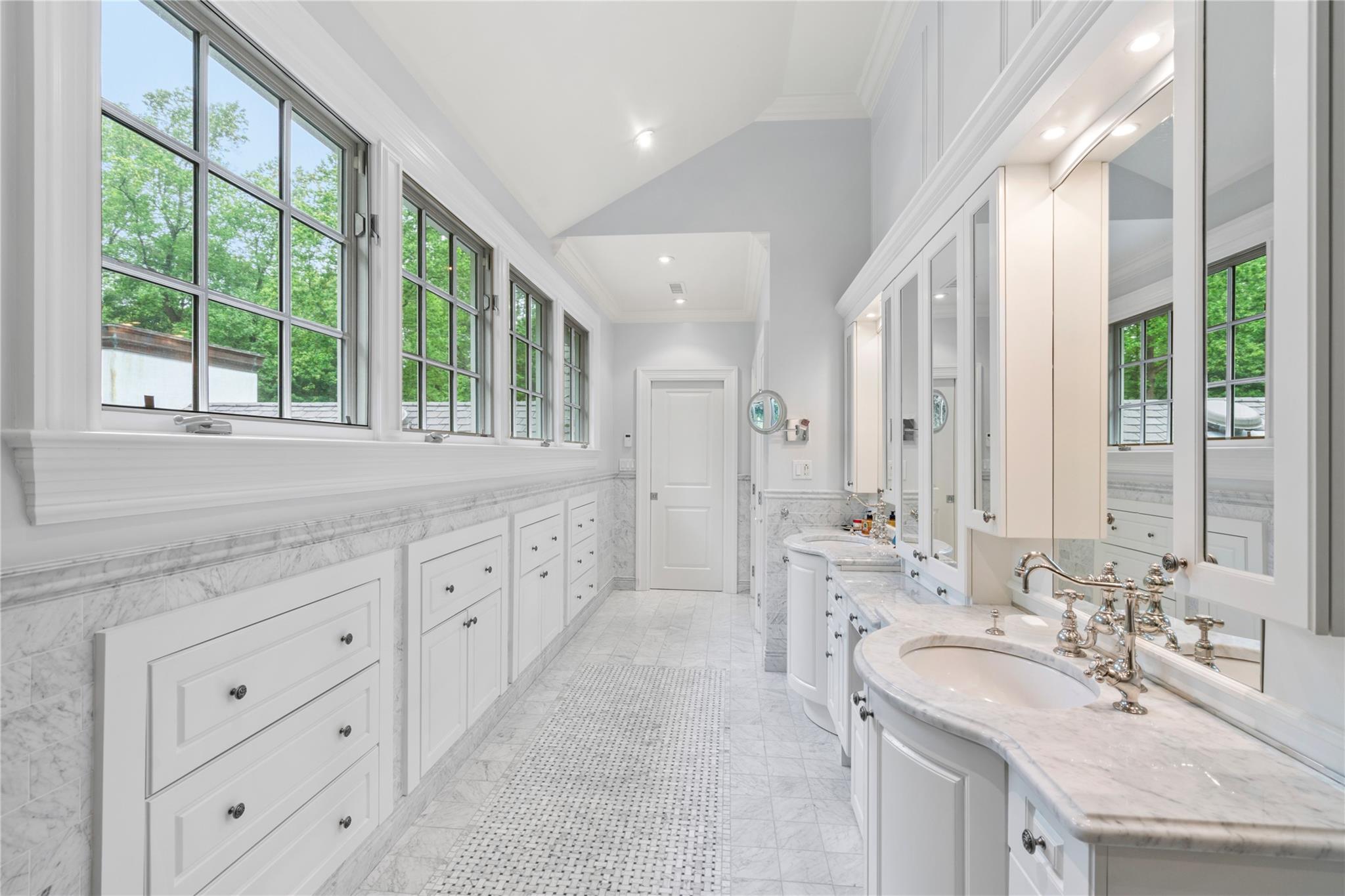 161 Piping Rock Road, Locust Valley, New York image 21