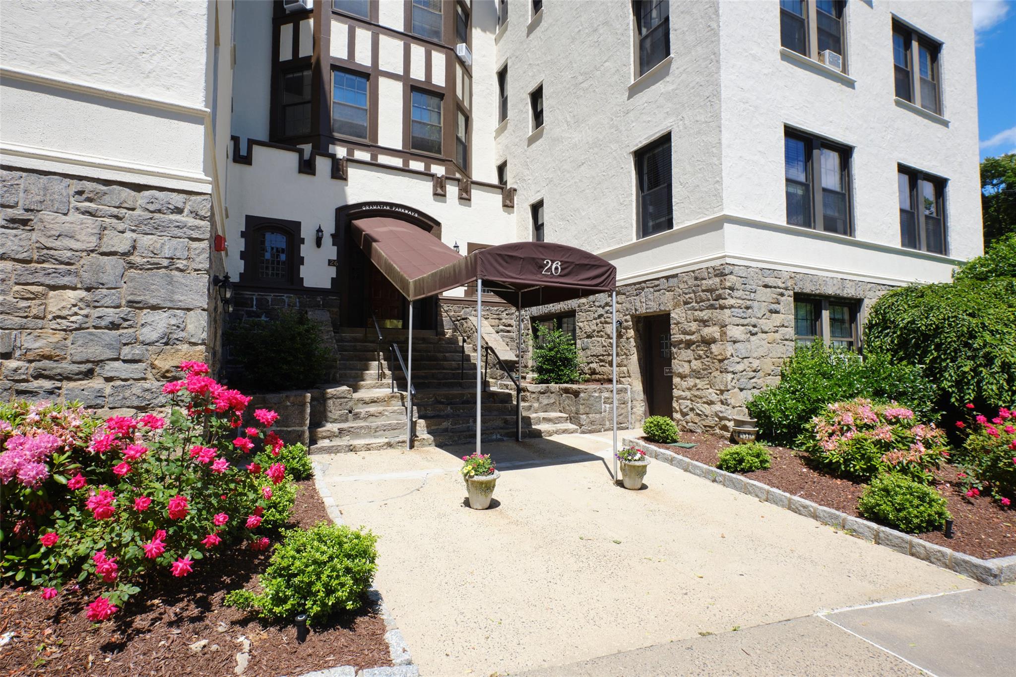 26 Pondfield Road #2F, Bronxville, New York image 2