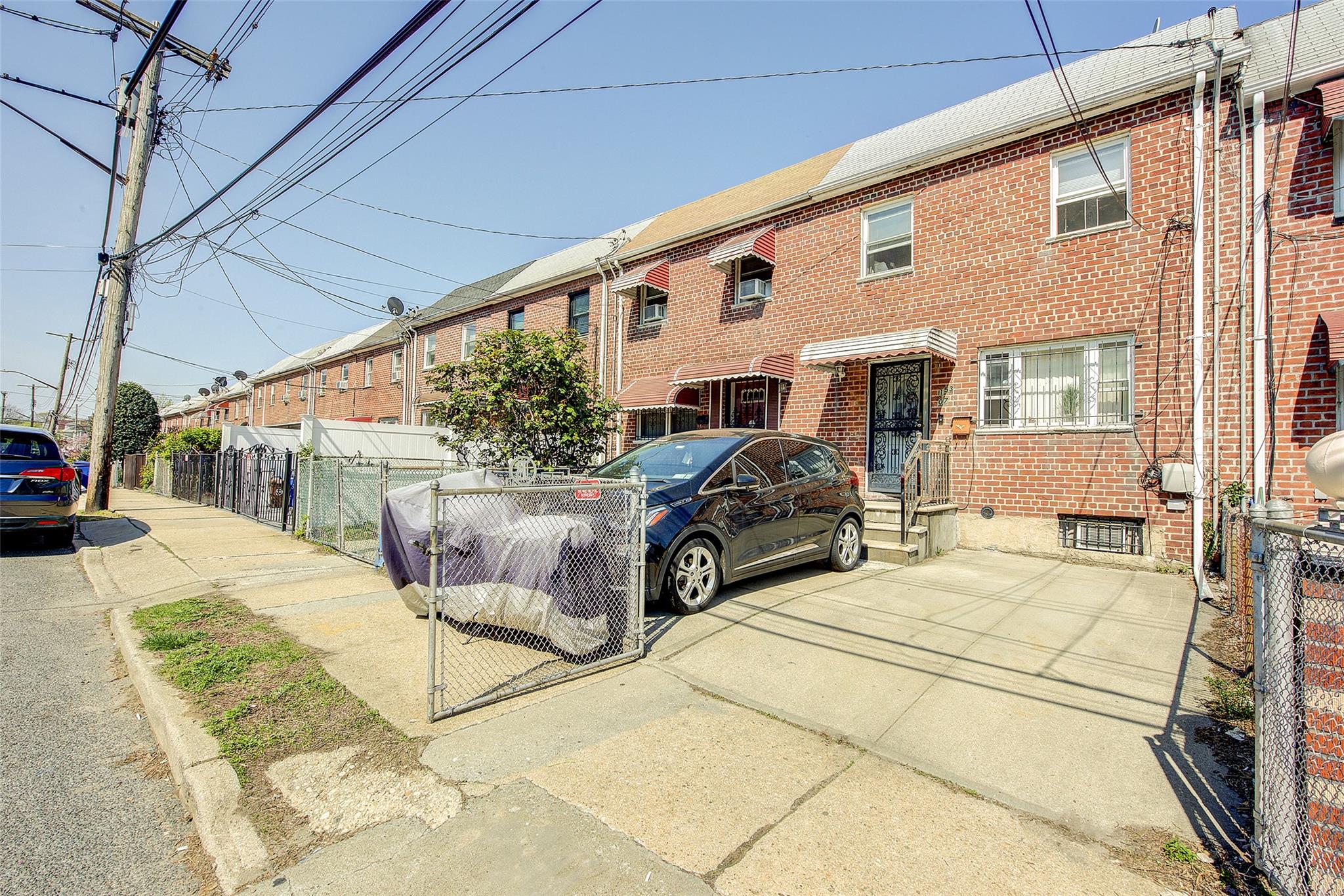 Arlington Terrace Ter, Jamaica, Queens, NY - 3 Bedrooms  
2 Bathrooms  
8 Rooms - 