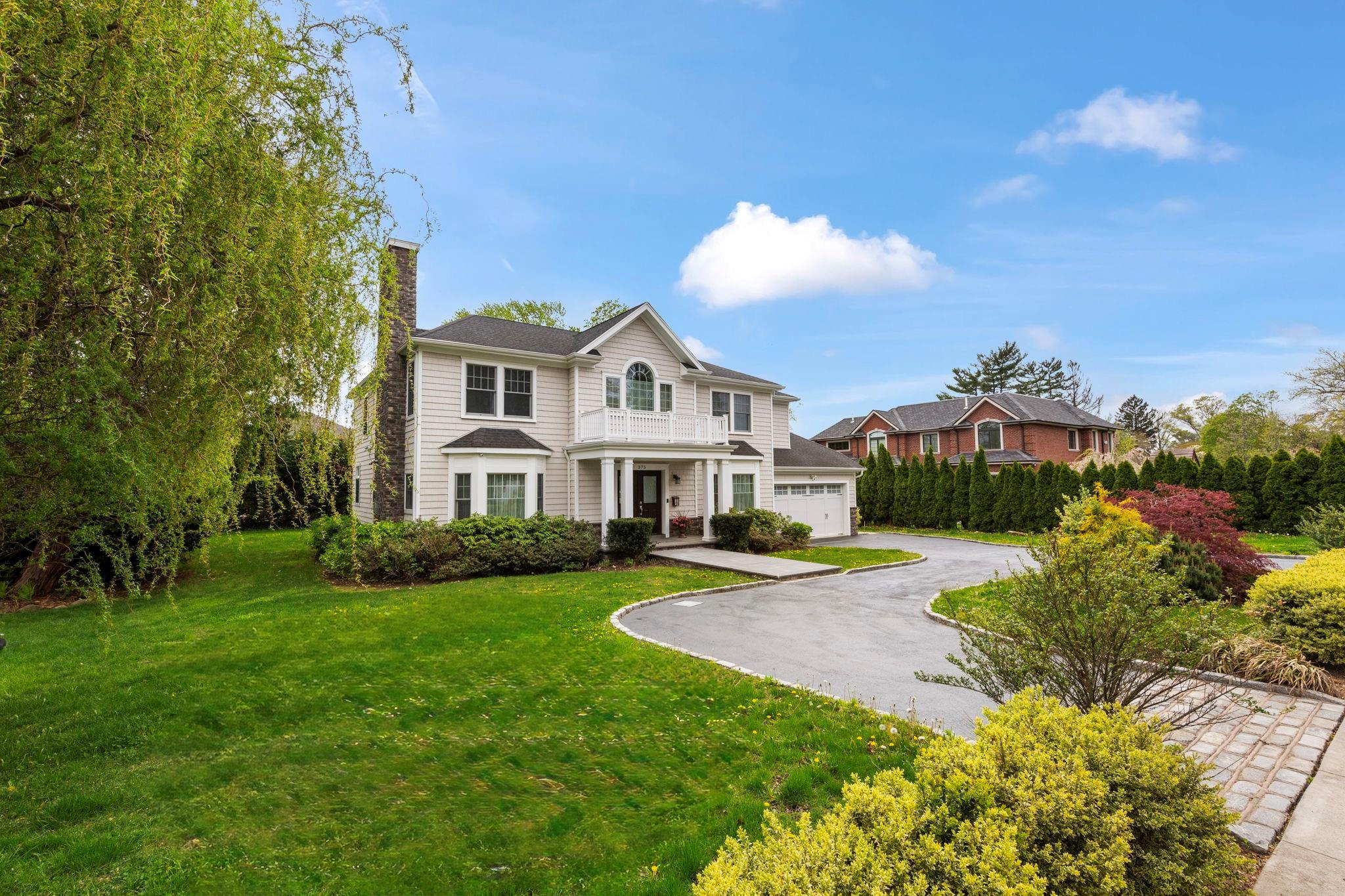 375 I U Willets Road, Roslyn Heights, New York image 2